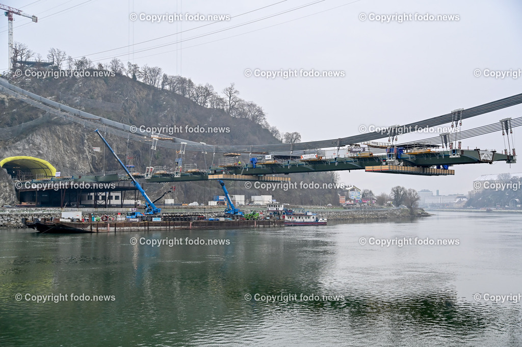 Westring A26_ Montage Brueckenteil_ 21.12.2022-3 | 21.12.2022, Westring A26, AUT, Westring A26, Brueckenteil Montage Westringbruecke, im Bild Transportschiff mit Brueckenteil auf der Donau