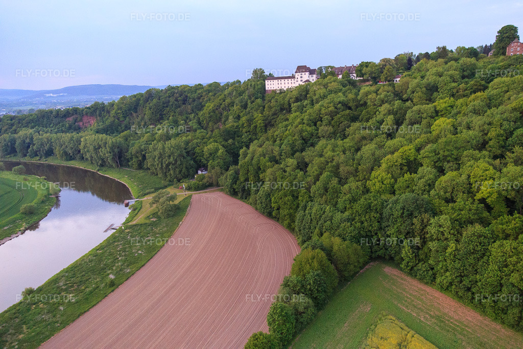 Luftbild: MUSEUM SCHLOSS FÜRSTENBERG über der Weser in Fürstenberg im Bundesland Niedersachsen in Deutschland. Foto: IMG_079250.jpg vom 22.05.2015 durch Werner Riehm/FLY-FOTO.deSchloss FÜRSTENBERG