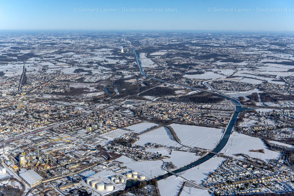4043884 | LüNEN 13.02.2021 Winterlich schneebedeckte Stadtansicht am Ufer des Flußverlaufes der Lippe in Lünen im Ruhrgebiet im Bundesland Nordrhein-Westfalen, Deutschland. // Wintry snowy city view on the river bank of Lippe in Luenen at Ruhrgebiet in the state North Rhine-Westphalia, Germany. Foto: Gerhard Launer