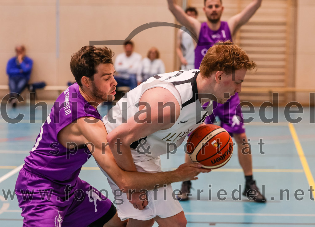 2022-05-01_070_TSV_Vaterstetten_gegen_DJK_Traunstein | Vaterstetten, Deutschland, 01.05.2022:
Basketball, Aufstiegsrunde zur Bayernliga 2021 / 2022, 5. Spieltag, TSV Vaterstetten gegen DJK Traunstein, Endergebnis: 87:79

Maximilian Hoernes (DJK Traunstein, #15), Alain Gales (TSV Vaterstetten, #14)

Foto: Christian Riedel / fotografie-riedel.net
