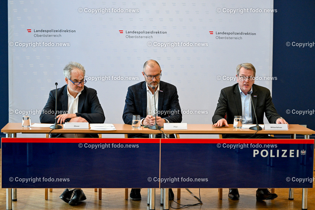 Landespolizeidirektion Oberoesterreich_ Pressekonferenz_ Homeinvasion_ 25.01.2024-10 | 25.01.2024, Landespolizeidirektion Oberoesterreich, AUT, Pressekonferenz LPD Ooe, geklaerte schwere Straftat, Homeinvasion, im Bild Alois Ebner (Leitender Staatsanwalt Ried/Innkr.), Andreas Pilsl (Landespolizeidirektor Ooe), Gottfried Mitterlehner (Leiter des Landeskriminalamt Ooe)