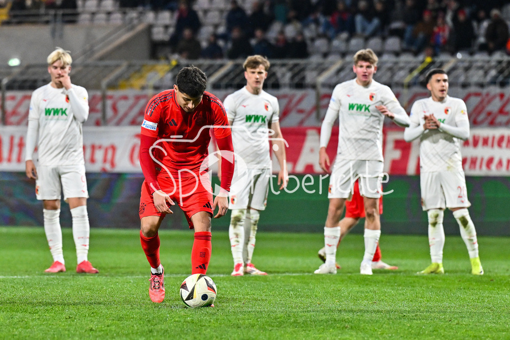 FC Bayern Amateure - FC Augsburg II | in dieser Szene legt sich Emirhan DEMIRCAN (FC Bayern Muenchen II 21) zum Elfmeter hin / Regionalliga Bayern: FC Bayern Muenchen II - FC Augsburg II, Gruenwalder Stadion am 14.03.2025