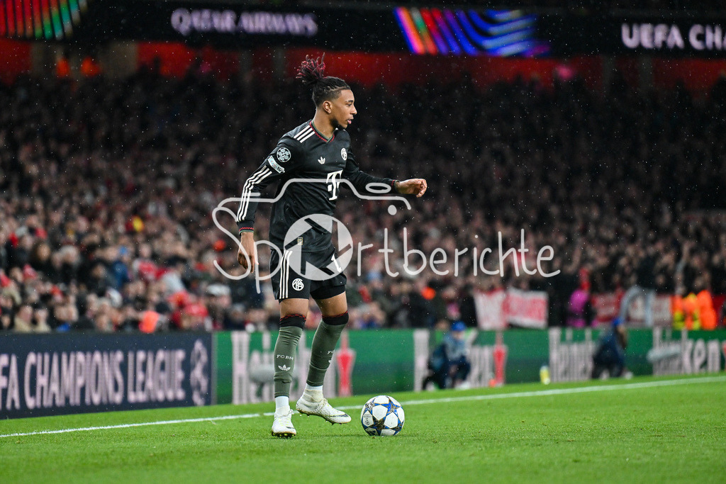 Arsenal FC - FC Bayern München | LONDON, ENGLAND - 26. NOVEMBER: am Ball Michael OLISE (FC Bayern Munich 17) / Einzelfoto / Freisteller beim Ligaspiel zwischen Arsenal London und dem FC Bayern München am 5. Spieltag der UEFA Champions League im Emirates Stadium am 26.11.2025