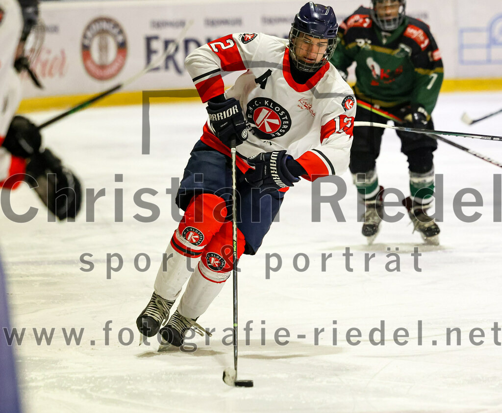 2022-12-04_044_TSV_Erding_gegen_EHC_Klostersee | Erding, Deutschland, 04.12.2022:
Eishockey, Bayernliga U17 2022 / 2023, 11. Spieltag, TSV Erding gegen EHC Klostersee, Endergebnis: 3:5

Gabriel Dobis (EHC Klostersee, #12)

Foto: Christian Riedel / fotografie-riedel.net
