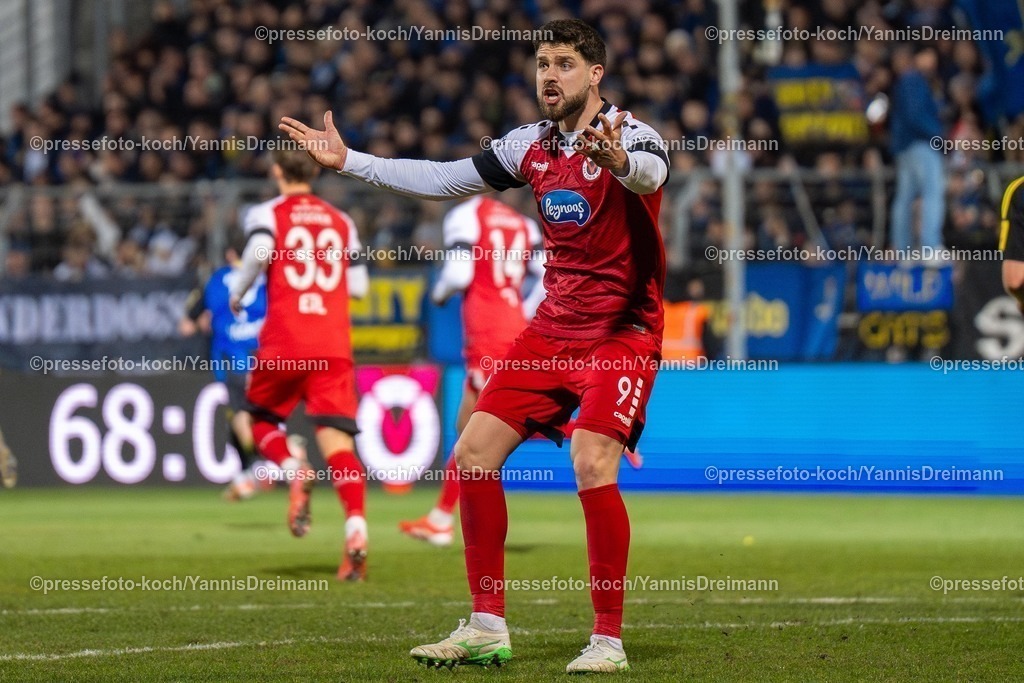 xYDR2802250101040 | 28.02.2025, xydrx, Fußball, Viktoria Köln - 1.FC Saarbrücken, 3.Liga, Sportpark Höhenberg, Saison 2024 2025: Lex-Tyger Lobinger (Viktoria Köln #9) wütend, unzufrieden gestikulierend, regt sich auf. DFB regulations prohibit any use of photographs as image sequences and or quasi-video.
