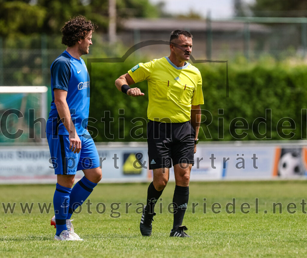 2023-07-22_024_FC_Langengeisling_gegen_VfB_Eichstaett_II | Erding, Deutschland, 22.07.2023:
Fußball, Bezirksliga Oberbayern Ost 2023 / 2024, Testspiel, FC Langengeisling gegen VfB Eichstätt II, Endergebnis: 3:2

Fabian Aigner (FC Langengeisling, #19), Schiedsrichter Ladislau Kis

Foto: Christian Riedel / fotografie-riedel.net