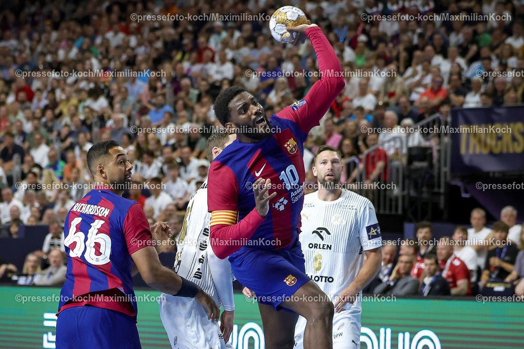 KoeEHF08062402006 | 08.06.2024, Köln, Handball, TruckScout24 EHF FINAL4, Machineseeker Champions League Men, Lanxess-Arena, Halbfinale, THW Kiel - FC Barcelona: Dika Mem (FC Barcelona) wirft den Ball auf das Tor