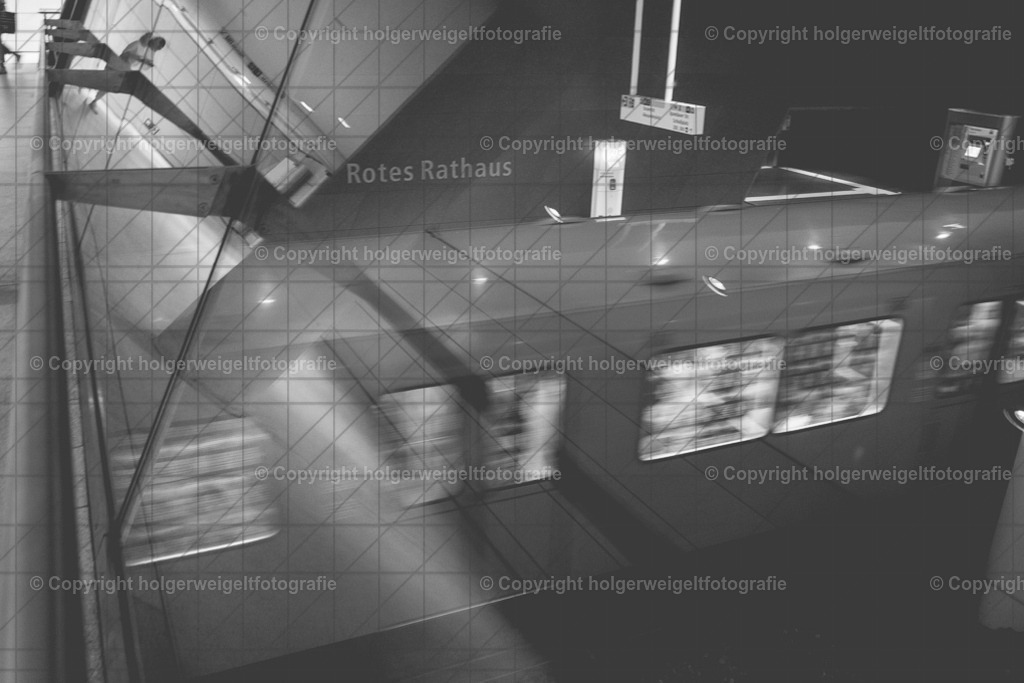 Station Rotes Rathaus | Kaufen sie online außergewöhnliche Fotografien auf Leinwand Acrylglas Fotoprint Aludibond von holgerweigeltfotografie - Realisiert mit Pictrs.com