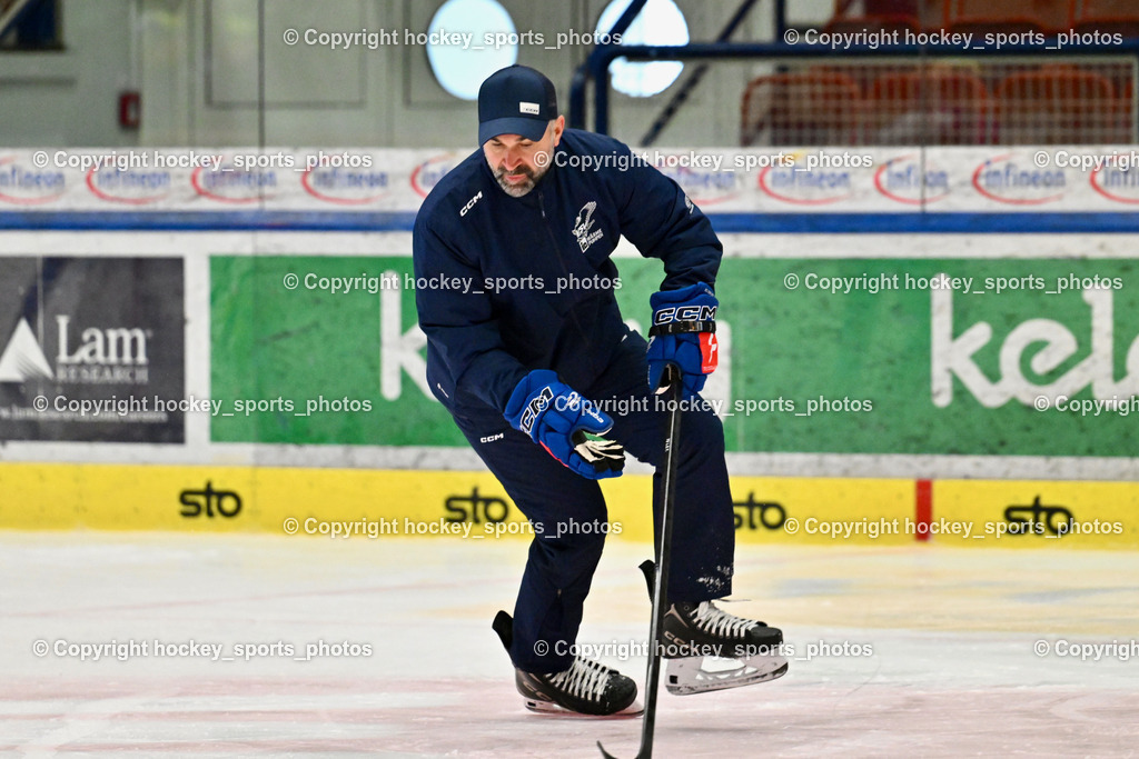 Eistrainig EC VSV mit Headcoach Pierre Allard | Eistraining EC VSV mit Headcoach Pierre Allard, 1.Eistraining EC VSV mit Headcoach Pierre Allard am 02.12.2025 in Villach (Stadthalle Villach), Austria, (Photo by Bernd Stefan)