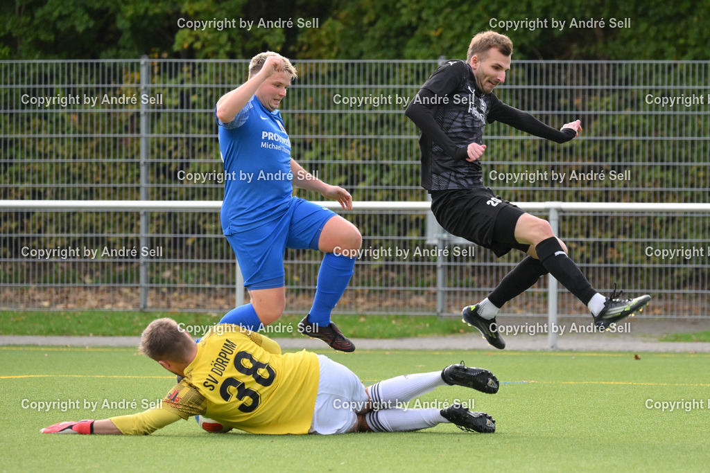 TSV Klausdorf vs SV Dörpum | Tim Hartlep (Klausdorf #20) vs Stefan Hansen (Dörpum #38) &amp; Finn Christiansen (Dörpum #18) / Fußball-Landesliga Schleswig Männer 2026/2027 / TSV Klausdorf vs SV Dörpum / Kunstrasenplatz Klausdorf / Schwentinental / 17.10.26 - Realisiert mit Pictrs.com