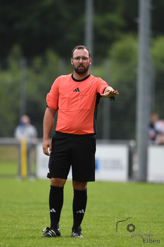1. FC Nordenham-SV GOTANO | Kreispokal Finale Jade-Weser-Hunte 1. Mannschaften; 1.FC Nordenham (weiß)-SV GOTANO (blau) am 15.06.2025 in Rastede (Sportanlage Köttersweg), Photo: Philip Eiben 2025 - Realisiert mit Pictrs.com
