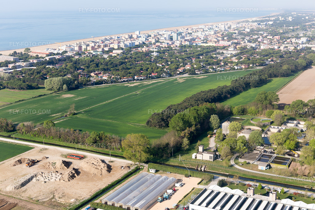 Aerial view: View of the town in Lignano Riviera in the state Friuli Venezia Giulia, Italy. – Photo: IMG_098829.jpg taken on 04/08/2017 by Werner Riehm/FLY-FOTO.com – Resolution of the original: 5472 x 3648 px
