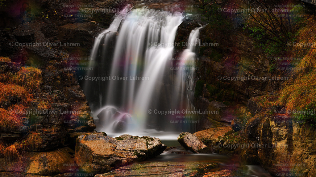Herbstliche Farben am Wasserfall | Die Kuhflucht Wasserfälle bei Farchant sind zu jeder Zeit ein Besuch wert. Bei diesem Bild wählte ich ein Teleobjektiv und ein lange Belichtungszeit.
