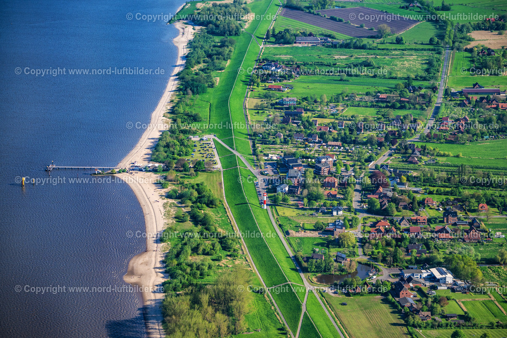 Krautsand_Elbstrand_Resort_ELS_0762010524 | DROCHTERSEN 01.05.2024 Sandstrand- Landschaft entlang des Ufer- Flußverlaufes auf der Elbinsel Krautsand mit Ferien und Hotelanlagen in Drochtersen im Bundesland Niedersachsen, Deutschland. // Sandy beach landscape along the banks of the river auf of Elbinsel Krautsand with Ferien and Hotelanlagen in Drochtersen in the state Lower Saxony, Germany. Foto: Martin Elsen