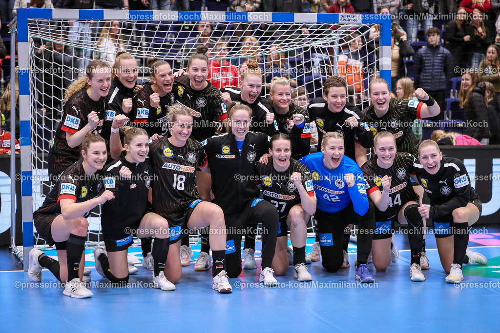 DueDHB03032402207 | 03.03.2024, Handball, Düsseldorf, Mitsubishi Electric Halle, Frauen EHF EURO Qualifikation, Spieltag 4, Deutschland - Slowakei: Abschlussjubel nach dem Sieg der deutschen Nationalmannschaft. Die Mannschaft steht jubelnd auf dem Spielfeld. L_R Oben: Maren Weigel (22, Deutschland), Annika Lott (23, Deutschland), Julia Behnke (93, Deutschland), Emily Bölk (20, Deutschland), Meike Schmelzer (7, Deutschland), Antje Döll (29, Deutschland), Alina Grijseels (4, Deutschland), Lisa Antl (9, Deutschland). L-R Unten: Mareike Thomaier (10, Deutschland), Alexia Hauf (31, Deutschland), Mia Zschocke (18, Deutschland), Torhüterin Sarah Wachter (24, Deutschland), Julia Maidhof (27, Deutschland), Torhüterin Katharina Filter (42, Deutschland), Meret Ossenkopp (44, Deutschland), Jenny Behrend (30, Deutschland)