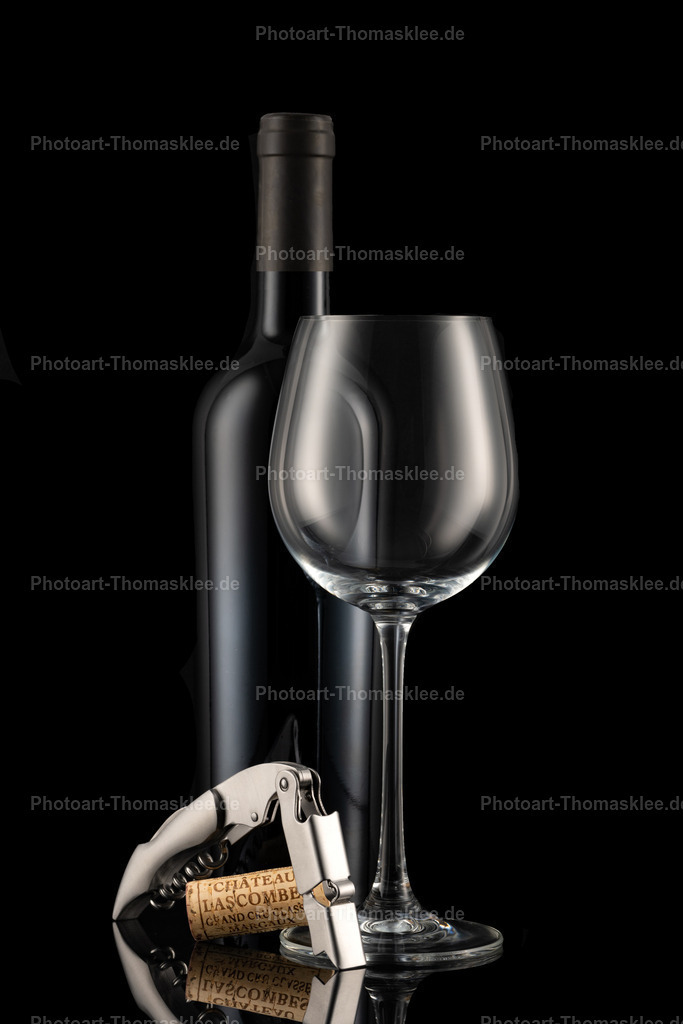Edle Weinflasche mit Sommelier-Korkenzieher schwarz | Drei essenzielle Weinutensilien bilden eine harmonische Einheit auf glänzend schwarzem Untergrund. Die dunkle Weinflasche steht majestätisch neben einem bauchigen Weinglas, während ein hochwertiger Korkenzieher den Korken eines edlen Château-Weins präsentiert. Jedes Detail spiegelt sich perfekt auf der polierten Oberfläche und verstärkt die dramatische Wirkung. Diese professionelle Produktfotografie strahlt Eleganz aus und spricht Weinkenner sowie Gastronomiebetriebe gleichermaßen an. - Realisiert mit Pictrs.com