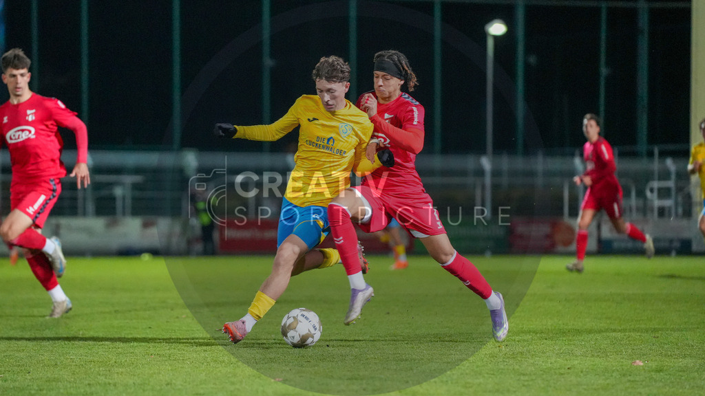 Fußball, Herren, Saison 2025/2026, Regionalliga Nordost, 17. Spieltag, FSV 63 Luckenwalde vs. ZFC Meuselwitz, Freitag 28.11.2025, Werner-Seelenbinder-Stadion Luckenwalde, | Fußball, Herren, Saison 2025/2026, Regionalliga Nordost, 17. Spieltag, FSV 63 Luckenwalde vs. ZFC Meuselwitz, Freitag 28.11.2025, Werner-Seelenbinder-Stadion Luckenwalde, Im Bild: Len Neumann (l. Luckenwalde) und Elias Oke (r. Meuselwitz) - Realisiert mit Pictrs.com