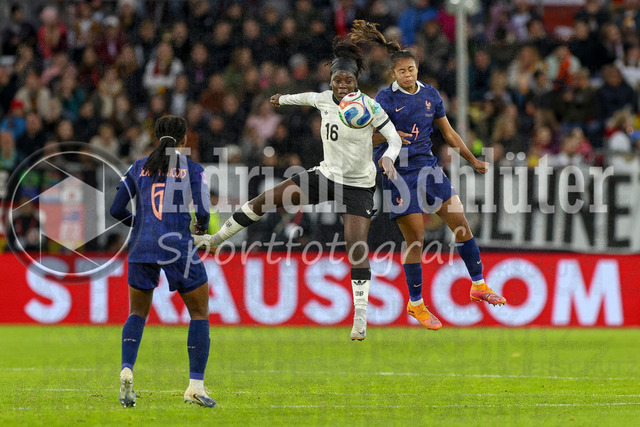 Deutschland vs Frankreich - Halbfinale - UEFA Women's Nations League | Düsseldorf, Deutschland, 24.10.25:   Nicole Anyomi ( Deutschland ) und Maelle Lakrar ( Frankreich ) im Kampf um den Ball waehrend des Halbfinals der UEFA Women's Nations League zwischen Deutschland vs Frankreich in der Merkur-Spiel-Arena(Foto von Brauer-Fotoagentur / Adrian Schlueter)