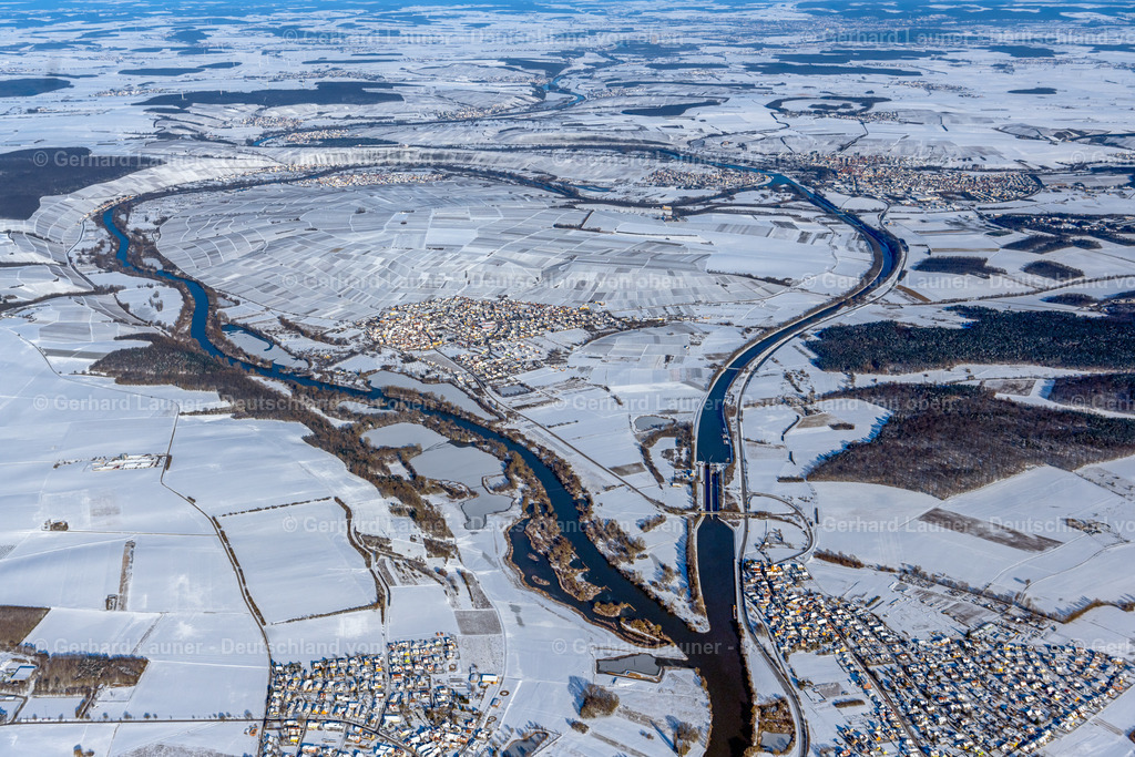 4043264 | SOMMERACH 13.02.2021 Winterlich schneebedeckte Ortsansicht am Uferbereich des Main - Flussverlaufes und Mainkanal in Sommerach im Bundesland Bayern, Deutschland. // Wintry snowy town view on the banks of the Main - river course and Main Canal in Sommerach in the state Bavaria, Germany. Foto: Gerhard Launer