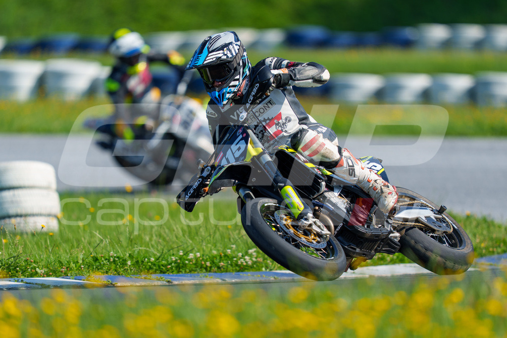 SuperMoto_Staatsmeisterschaft_Greinbach_091 | GRIPcapture steht für authentische Sportfotografie in Österreich – für Momente, die mehr sind als Geschwindigkeit oder Ergebnis. Es geht um Emotion, Spannung, Fokus und den Augenblick, der oft nur einen Wimpernschlag dauert.Ob Motorsport, Teamsport oder 