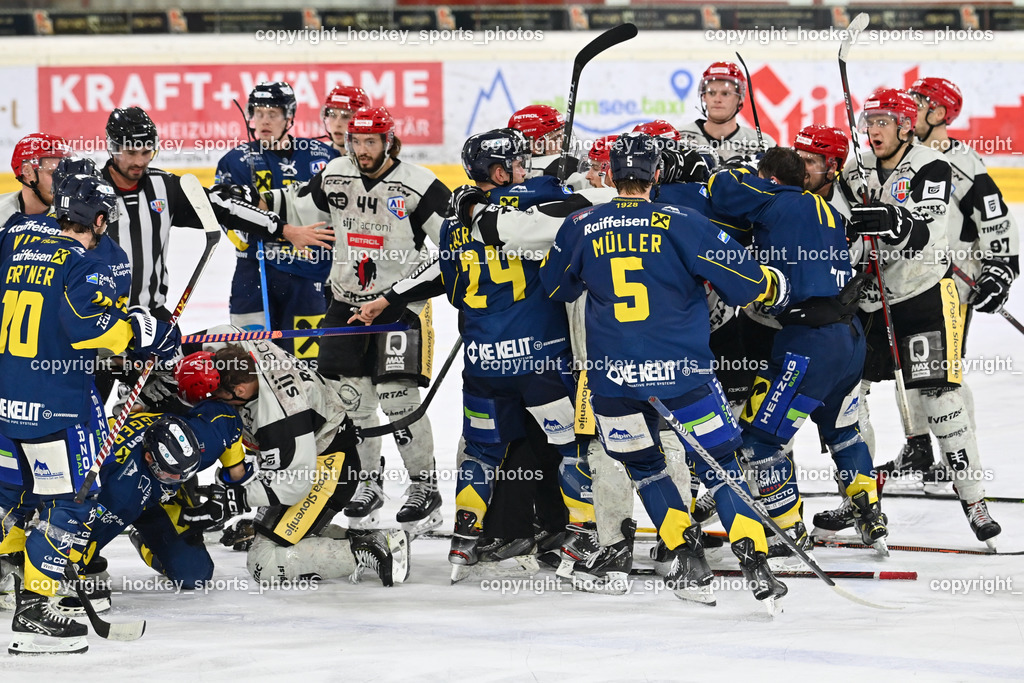 EK Zeller Eisbären vs. HDD Jesenice 1.10.2022 | #11 Ban Daniel, BERGANT Anze, KANYO Tamas, Referees, #47 Glavic Gasper, Faustkampf, #40 Blomberg Niki, #91 Jezovsek Zan, #26 Rep Ozbej, #9 Rajsar Patrik, #44 Planko David