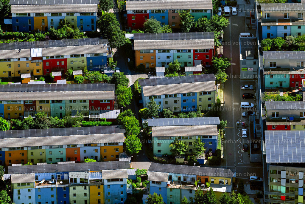 4033645 | FREIBURG IM BREISGAU 30.06.2020 Wohngebiet der Mehrfamilienhaussiedlung " Solarsiedlung am Schlierberg " an der Straße Ziegelweg im Ortsteil Wiehre in Freiburg im Breisgau im Bundesland Baden-Württemberg, Deutschland. // Residential area of the multi-family house settlement " Solarsiedlung on Schlierberg " on street Ziegelweg in the district Wiehre in Freiburg im Breisgau in the state Baden-Wuerttemberg, Germany. Foto: Gerhard Launer