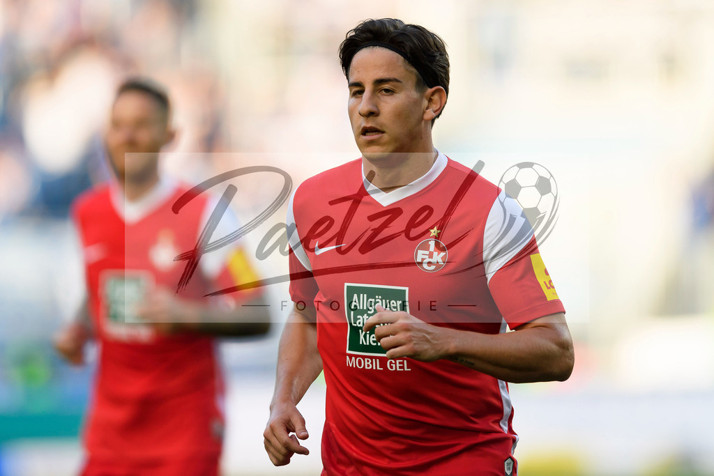 FCMFCK20210904_134 | Fussball, Herren: Nicolas Sessa (1. FC Kaiserslautern) schaut beim Spiel der 3. Liga zwischen 1. FC Magdeburg und 1. FC Kaiserslautern in der MDCC-Arena am 04.09.2021 in Magdeburg, Deutschland.DFB / DFL REGULATIONS PROHIBIT ANY USE OF PHOTOGRAPHS AS IMAGE SEQUENCES AND/OR QUASI-VIDEO. - Realisiert mit Pictrs.com