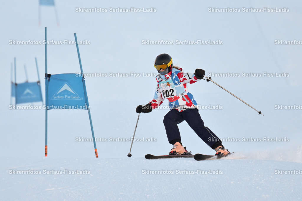 SRF_25.12.2025_0010 | Skirennfotos,Serfaus,Fiss,Ladis,Kinderskirennen,Winter,Tirol,Oberland,skirace,SFL,feelfree,weil wir's genießen,ski,Ski,skifahren,Sonnenplateau, - Realisiert mit Pictrs.com