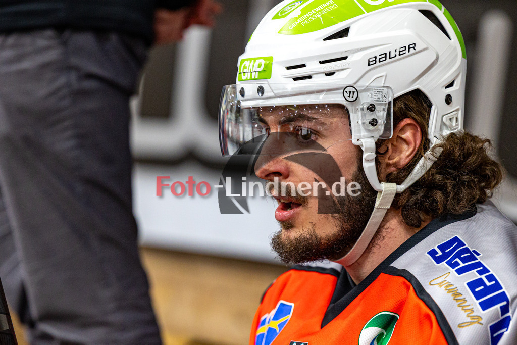 TSV Peißenberg Miners vs ESC Kempten SHARKS | Eishockey Bayernliga 2023/2024, TSV Peißenberg Miners vs ESC Kempten SHARKS, 20240121,
Lynnden PASTACHAK (Miners 97) auf der Bank,
2024-01-21 in Peißenberg (Eisstadion)
97 Lynnden PASTACHAK (Miners 97)
Copyright: WolfgangxLindner foto-lindner.de
