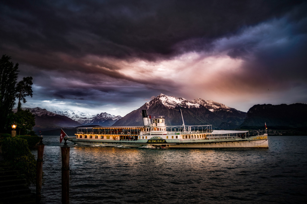 Blümlisalp | DS Blümlisalp auf dem Abendkurs nach dem Ablegen an der Ländte Hilterfingen mit einer dramatischen Wolkenstimmung über dem Niesen. Im Hintergrund ist auch das Bergmassiv Blüemlisalp zu sehen. 
------------------------------------------------------------
DS Blümlisalp on the evening course after leaving the Ländte Hilterfingen with a dramatic cloud atmosphere over the Niesen. The Blüemlisalp massif can also be seen in the background.
------------------------------------------------------------
Dieser Druck ist in einer limitierten Auflage von 5 Exemplaren erhältlich. 
This print is available in a limited edition of 5 copies. 
http://art.hess.photography/111-bluemlisalp.html - Realisiert mit Pictrs.com