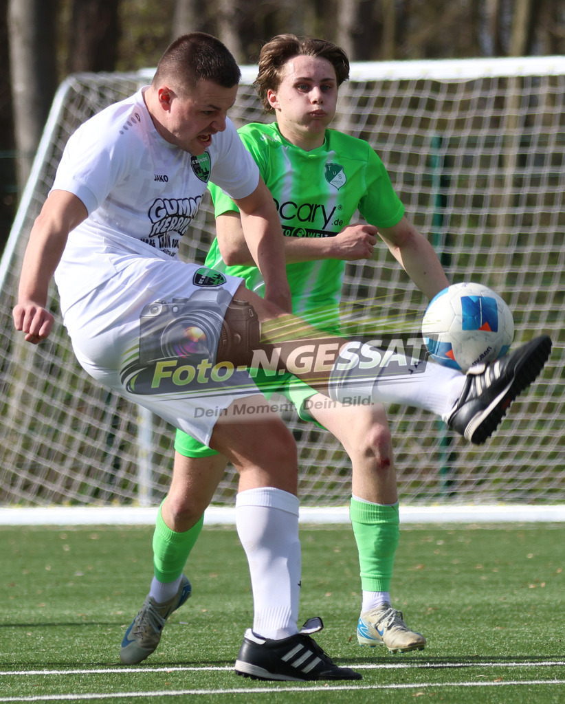 SC Bünde - TuS Ahmsen | Auf dem Bild zu sehen: weiß SC Bünde: Malte Lehmeier ; grün TuS Ahmsen: Simon FriedrichSC Bünde, TuS Ahmsen, Saison 25/26, Bezirksliga, Deutschland - Realisiert mit Pictrs.com