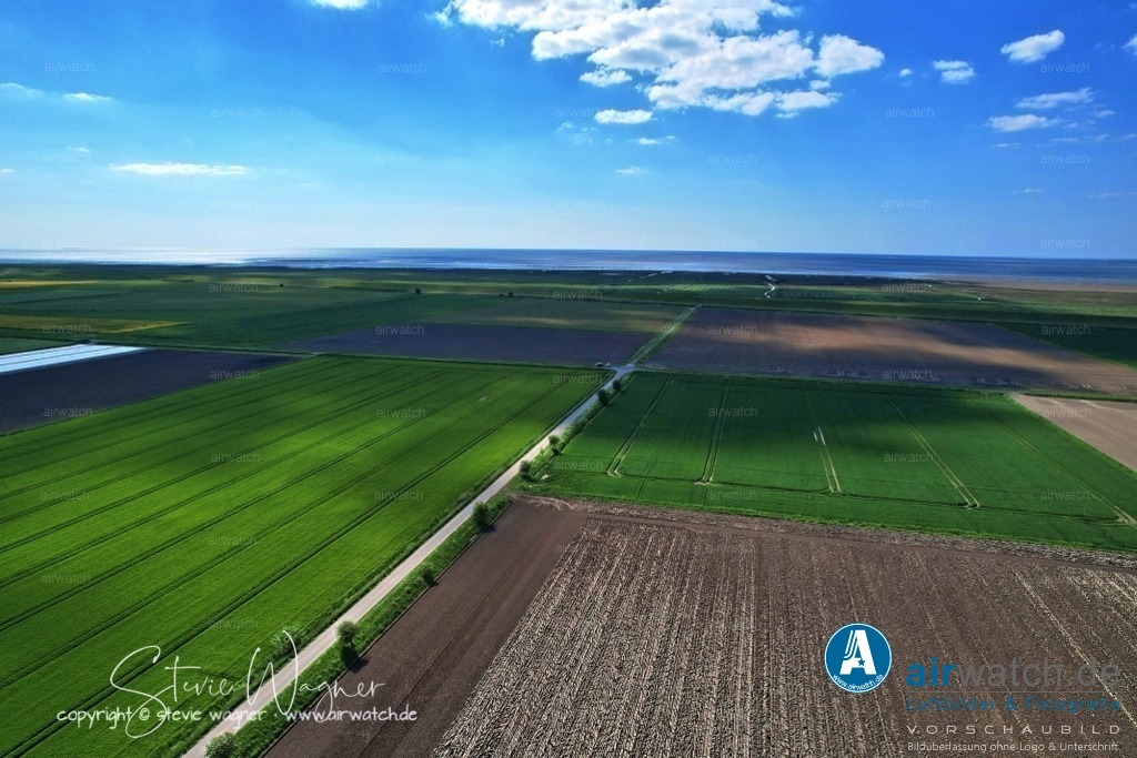 Luftbilder-Dithmarschen-Hilgroven-Hellschen-Heringsand-Unterschaar-airwatch | Ortsbeschreibung: Hellschen-Heringsand-Unterschaar liegt inmitten der Dithmarscher Marsch, nur wenige Kilometer von der Nordsee entfernt. Die ruhige Lage ohne Durchfahrtsstraße macht die Gemeinde zum Ferienort für Familien mit Kindern. Die Landschaft ist landwirtschaftlich geprägt, und vom stürmischen norddeutschen Wetter geformt. Wind und Weite sind die vorherrschenden Elemente.