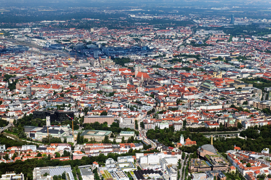 dr__0048464.jpg | MüNCHEN 19.07.2024 Altstadtbereich und Innenstadtzentrum in München im Bundesland Bayern, Deutschland. // Old Town area and city center in Munich in the state Bavaria, Germany. Foto: Daniel Reiter