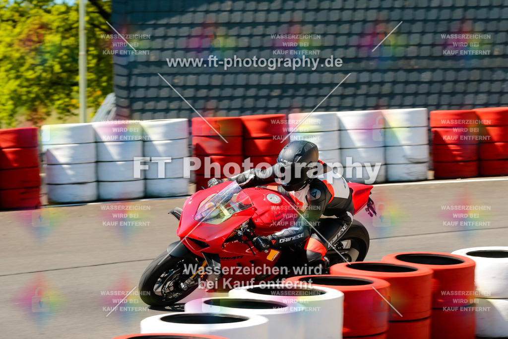 Moto-TeamOBK-21975 | Hier findet Ihr Bilder von Touristenfahrten auf der Nürburgring Nordschleife oder von anderen Veranstaltungen die ich besucht habe. Viel Spass beim Durch Schauen 