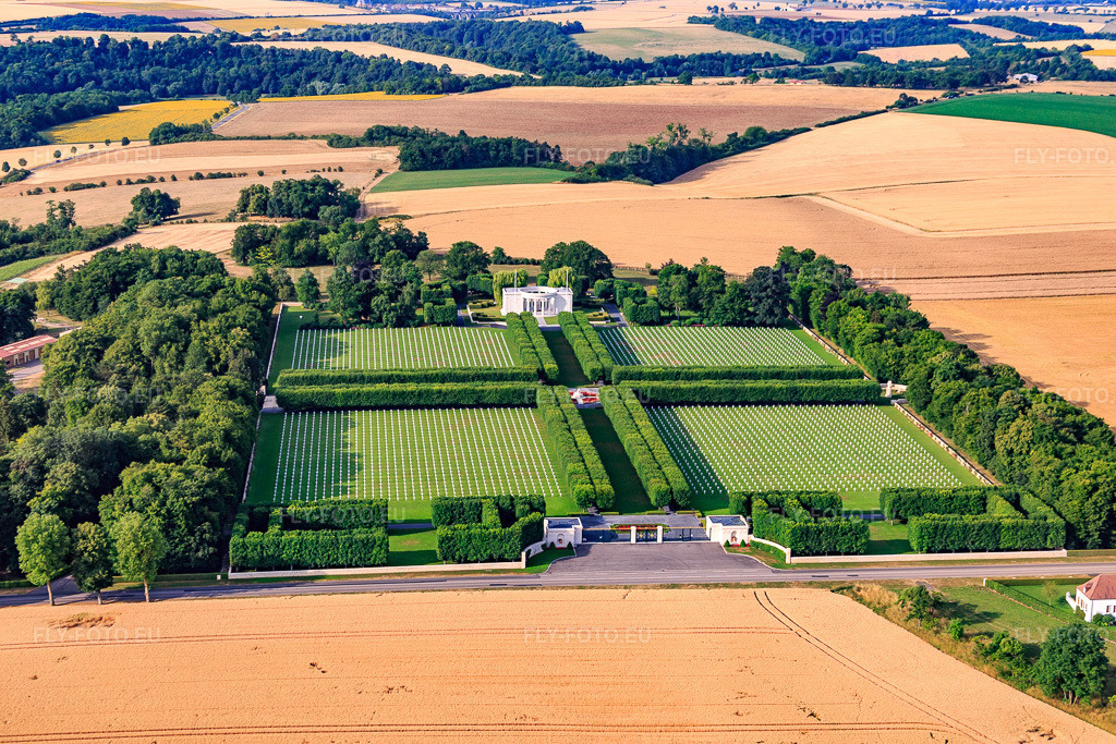 Vue aérienne: Rangées de tombes sur le terrain du Cimetière Américain Saint Mihiel de Thiaucourt-Regniéville à Thiaucourt-Regniéville dans le département Meurthe et Moselle, France – .Photo: IMG_083285.jpg prise le 12/07/2015 par Werner Riehm/FLY-FOTO.eu – Résolution de l'original: 5397 x 3598 px – St. Mihiel American Cemetery - American Battle Monuments Commission (ABMC)