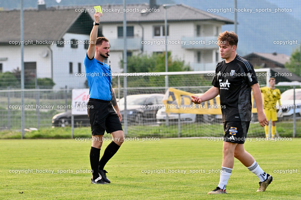 SC Landskron vs. Thal Assling  | Daniel Wittmann Referee, #11 Pascal Oliver Kofler Thal Assling, Gelbe Karte, SC Landskron vs. Thal Assling , SC Landskron vs. Thal Assling  am 09.08.2024 in Villach (Sportanlage Landskron), Austria, (Photo by Bernd Stefan)