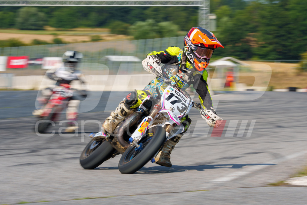 SuperMoto_Staatsmeisterschaft_Fuglau-453 | GRIPcapture steht für authentische Sportfotografie in Österreich – für Momente, die mehr sind als Geschwindigkeit oder Ergebnis. Es geht um Emotion, Spannung, Fokus und den Augenblick, der oft nur einen Wimpernschlag dauert.Ob Motorsport, Teamsport oder 