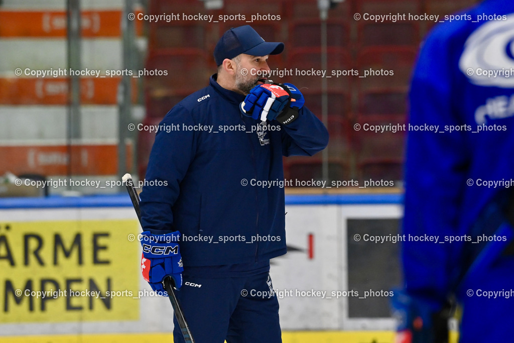 Eistrainig EC VSV mit Headcoach Pierre Allard | Eistrainig EC VSV mit Headcoach Pierre Allard, 1. Eistrainig EC VSV mit Headcoach Pierre Allard am 02.12.2025 in Villach (Stadthalle Villach), Austria, (Photo by Bernd Stefan)