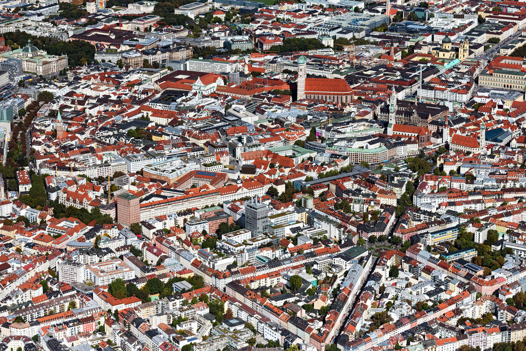 dr__0092850.jpg | MüNCHEN 01.10.2021 Altstadtbereich und Innenstadtzentrum in München im Bundesland Bayern, Deutschland. // Old Town area and city center in Munich in the state Bavaria, Germany. Foto: Daniel Reiter