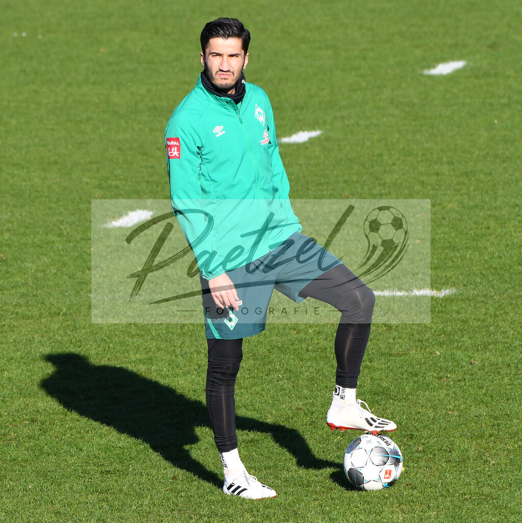 20200205_TRASVW_0029 | Fußball, Herren: Nuri Sahin (SV Werder Bremen) schaut waehrend der Trainingseinheit des SV Werder Bremen im Wohninvest Weserstadion am 05.02.2020 in Bremen, Deutschland. - Realisiert mit Pictrs.com