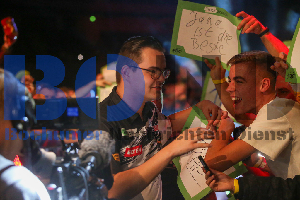  29.10.2023 - 
 | Sebastian Sendlak / Bochumer Nachrichtendienst (BOND) - PDC European Darts Championship: Halbfinale {Persons shown} - Realisiert mit Pictrs.com