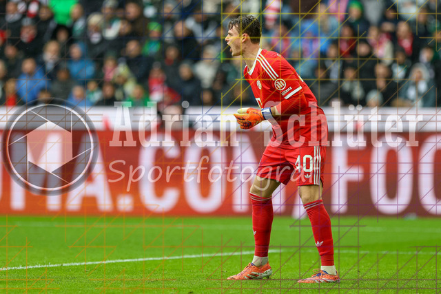 Borussia Mönchengladbach vs FC Bayern München - Bundesliga  | Mönchengladbach, Deutschland, 25.10.25:   Jonas Kurt Urbig (FC Bayern München) gestikuliert, Gestik waehrend des Spiels der Bundesliga zwischen Borussia Mönchengladbach vs FC Bayern München im Stadion im Borussia Park(Foto von Brauer-Fotoagentur / Adrian Schlueter)