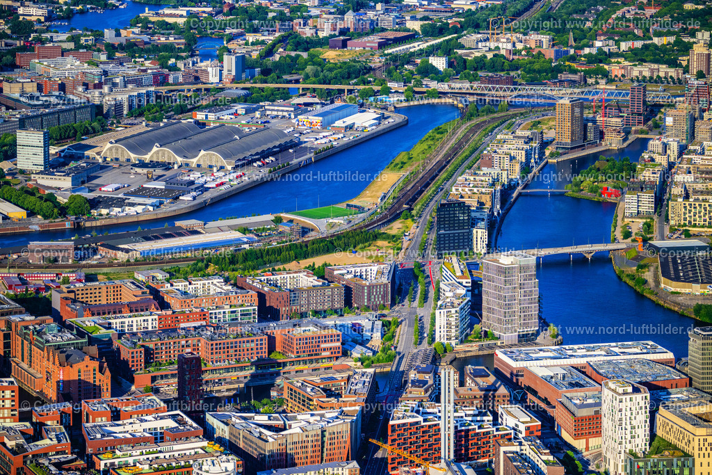 Hamburg_Hafencity_Oberhafen_Baakenhafen_ELS_6450160625 | HAMBURG 16.06.2025 Oberhafen und Oberhafenkanal und Hamburger Grossmarkt und Norderelbe im Ortsteil HafenCity in Hamburg, Deutschland. Weiterführende Informationen bei: Adolf Lupp GmbH + Co KG,  Akustik-Ingenieurbüro Moll GmbH,  BTB Betontechnik GmbH,  David Chipperfield Architects - Gesellschaft von Architekten mbH,  Ed. Züblin AG,  Implenia AG,  LV Baumanagement AG,  NOBU HOTELS CORPORATE OFFICE,  SIGNA HOLDING GMBH. // Oberhafen and Oberhafenkanal and Hamburger Grossmarkt and Norderelbe in the HafenCity district in Hamburg, Germany. Further information at: Adolf Lupp GmbH + Co KG,  Akustik-Ingenieurbuero Moll GmbH,  BTB Betontechnik GmbH,  David Chipperfield Architects - Gesellschaft von Architekten mbH,  Ed. Zueblin AG,  Implenia AG,  LV Baumanagement AG,  NOBU HOTELS CORPORATE OFFICE,  SIGNA HOLDING GMBH. Foto: Martin Elsen