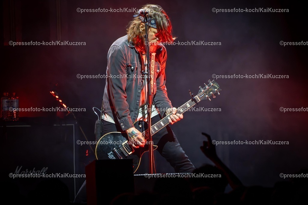 KKU02022501040 | 02.02.2025, xkkux, Düsseldorf, Die Band Dropkick Murphys performt bei ihrem Konzert in der Mitsubishi Electric HALLE. Im Bild James Lynch