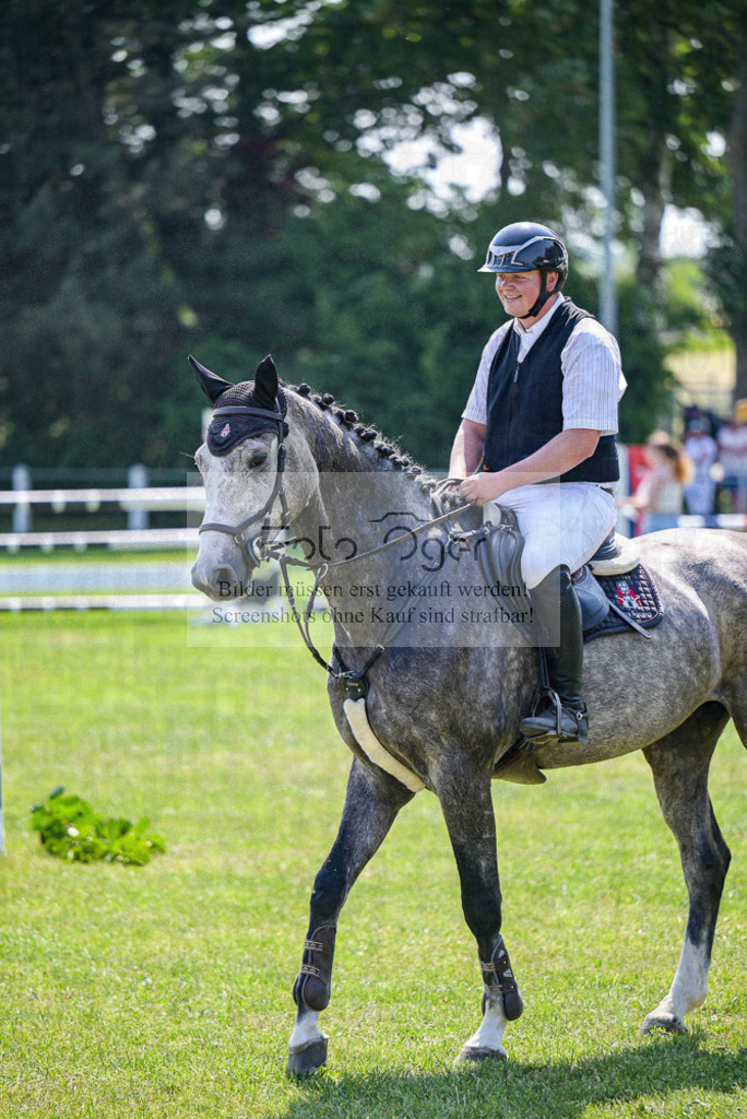 Reitturnier Voxtrup | Entdecke hochwertige Reitturnierfotos von Foto Oger. Professionell, emotional und authentisch – jetzt Lieblingsmomente im Shop bestellen.Deutschlandweite Turnierfotografie. - Realisiert mit Pictrs.com