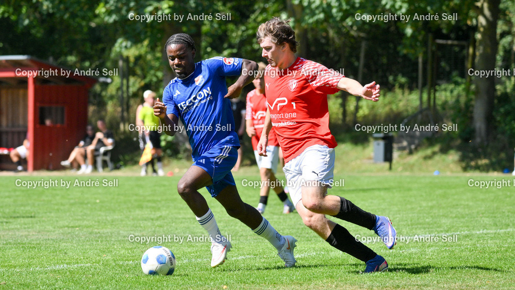 SSG Rot-Schwarz Kiel vs SpVg Eidertal Molfsee | Leif Lekebusch (Kiel #8) vs Joel Prempeh (Molfsee #11) / Fußball-Landesliga Schleswig Männer 2026/2027 / SSG Rot-Schwarz Kiel vs SpVg Eidertal Molfsee / Sportplatz Meimersdorf / Kiel / 09.08.26 - Realisiert mit Pictrs.com