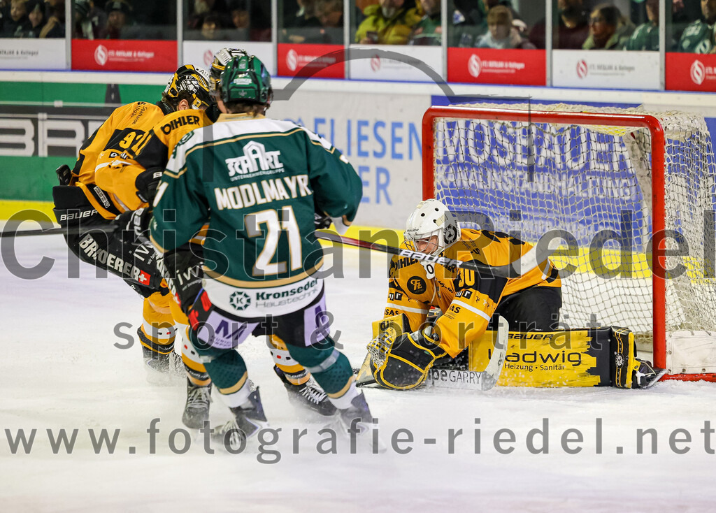 2025-11-02_107_TSV_Erding_gegen_EV_Fuessen | Erding, Deutschland, 02.11.2025:Eishockey, Oberliga Süd 2025 / 2026, 15. Spieltag, TSV Erding gegen EV Füssen, Endergebnis: 2:6Erik Modlmayr (Erding Gladiators, #21), Torwart Timotej Pancur (EV Füssen, #30)Foto: Christian Riedel / fotografie-riedel.net
