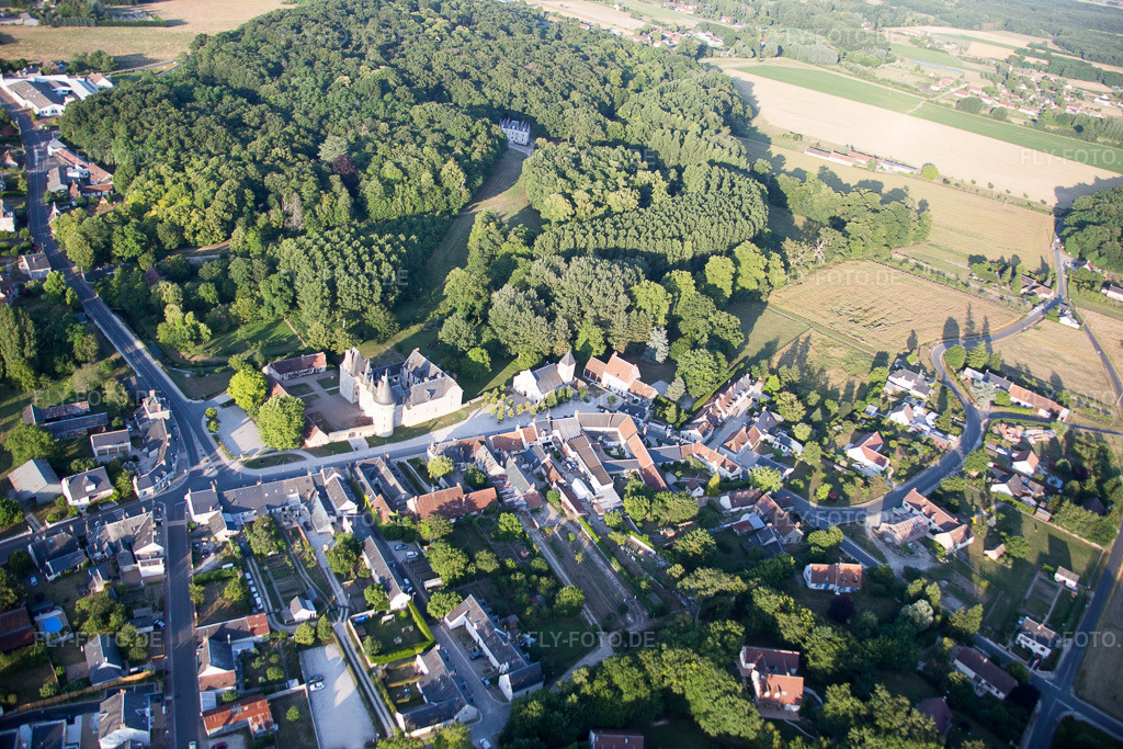 Luftbild: Schloßpark von Schloß Chateau de Fougères-sur-Bièvre in Fougères-sur-Bièvre im Bundesland Loir-et-Cher in Frankreich. – Foto: IMG_081272.jpg vom 19.06.2015 durch Werner Riehm/FLY-FOTO.de – Auflösung des Originals: 5472 x 3648 px – Centre des monuments nationaux
