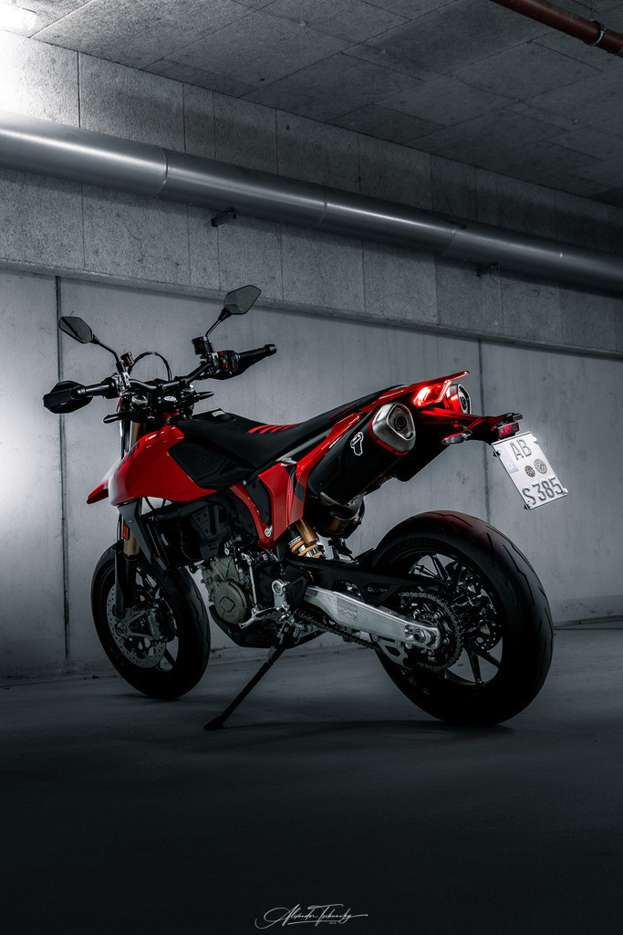 Hypermotard 698 Mono | Entdecken Sie die faszinierende Welt von Alexander Tschuncky Arts: Kreative Fotografie, atemberaubende Automobilkunst und hochwertiger Bilderdruck. Lassen Sie sich inspirieren! - Realisiert mit Pictrs.com