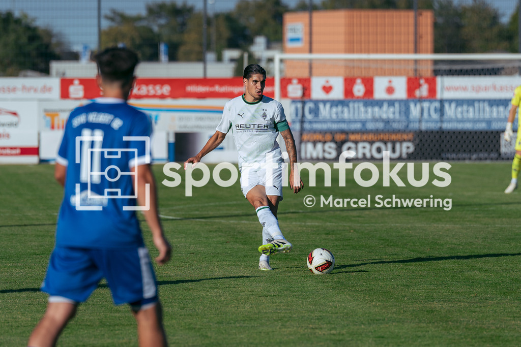 SSVg Velbert 02 – Borussia Mönchengladbach | Kevin Diks (Borussia Mönchengladbach) am Ball. Testspiel zwischen der SSVg Velbert 02 und Borussia Mönchengladbach in Velbert, 12.08.2026. Endstand: 0:8. sportimfokus / Marcel Schwering - Realisiert mit Pictrs.com
